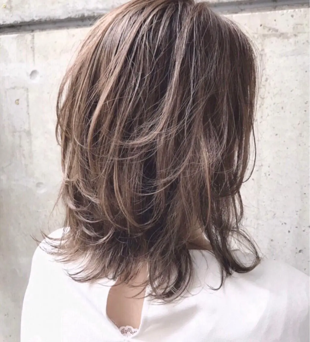 ミディアム カラー ミディアムパーマ アッシュ ベージュカラー ブルーカラー グレージュ ヘアカラー AKI アキのヘアスタイル