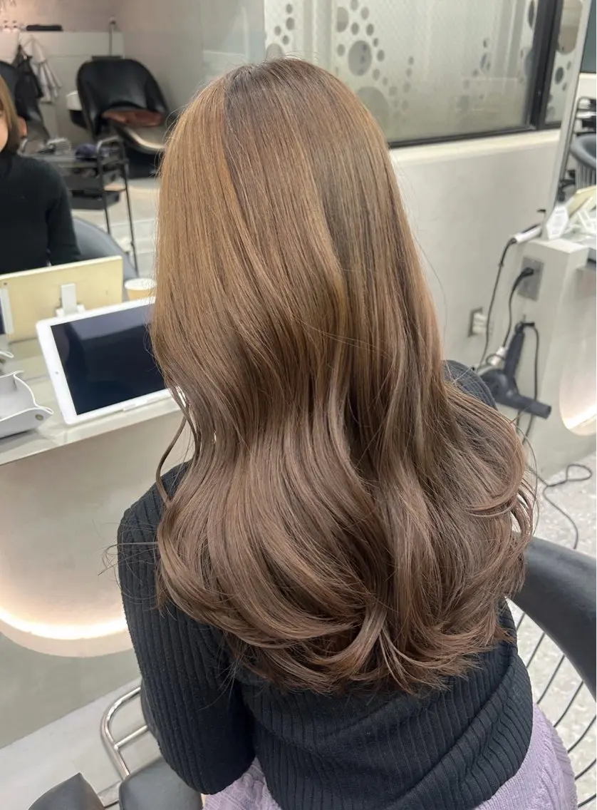 セミロング 顔まわりレイヤー 顔周りカット ハイレイヤー レイヤーカット ローレイヤー カット ヘアカラー MOMOHA/ 🍑レイヤーカットのヘアスタイル