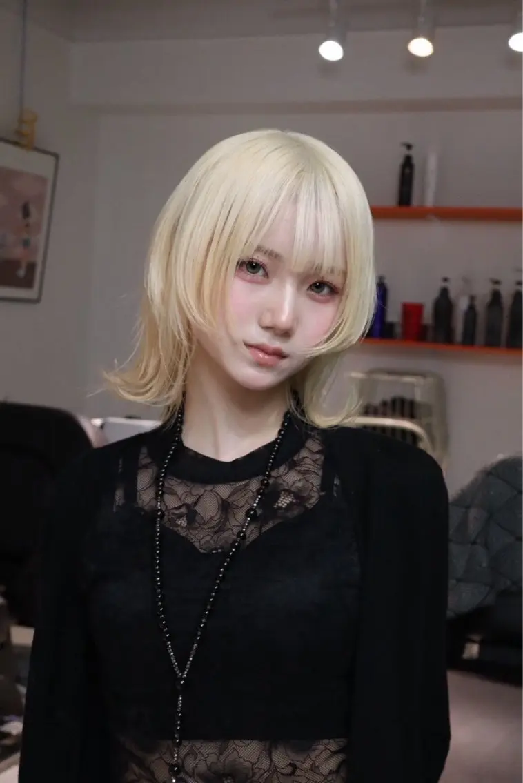 ミディアム カラー ブロンド 透明感カラー ハイトーンカラー ホワイトブロンド ボブ ヘアカラー レイヤー/ブリーチ iwamiya岩見谷のヘアスタイル