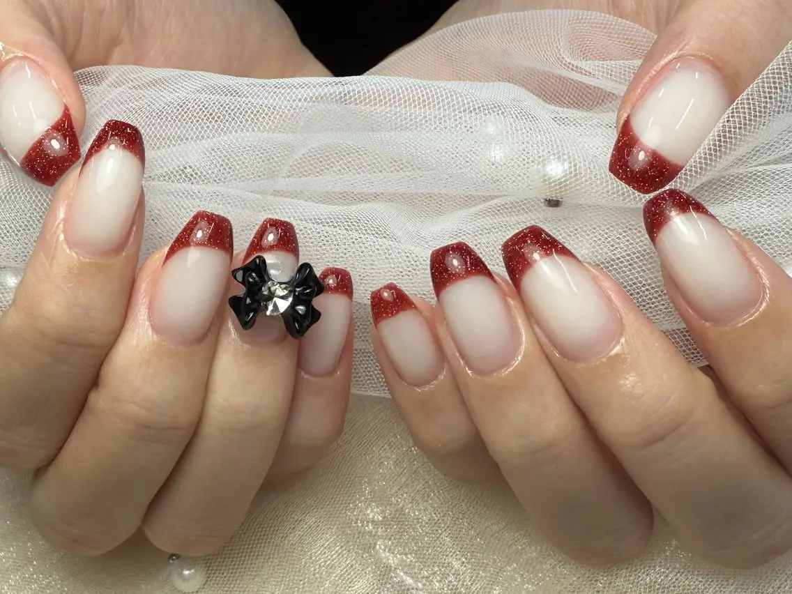 ネイル フレンチネイル ラメ(グリッター) 赤色 リボン シンプルネイル ハンドネイル ハンドケア ToliyDeliy Nail Salonのネイルデザイン