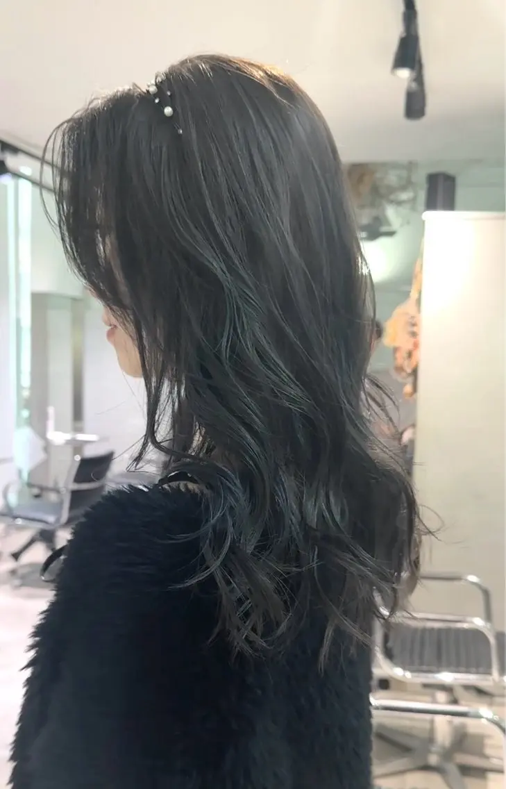 ロング カラー ダークグレー ヘアカラー トリートメント CHERIEブリーチ ダブルカラー 天神のヘアスタイル