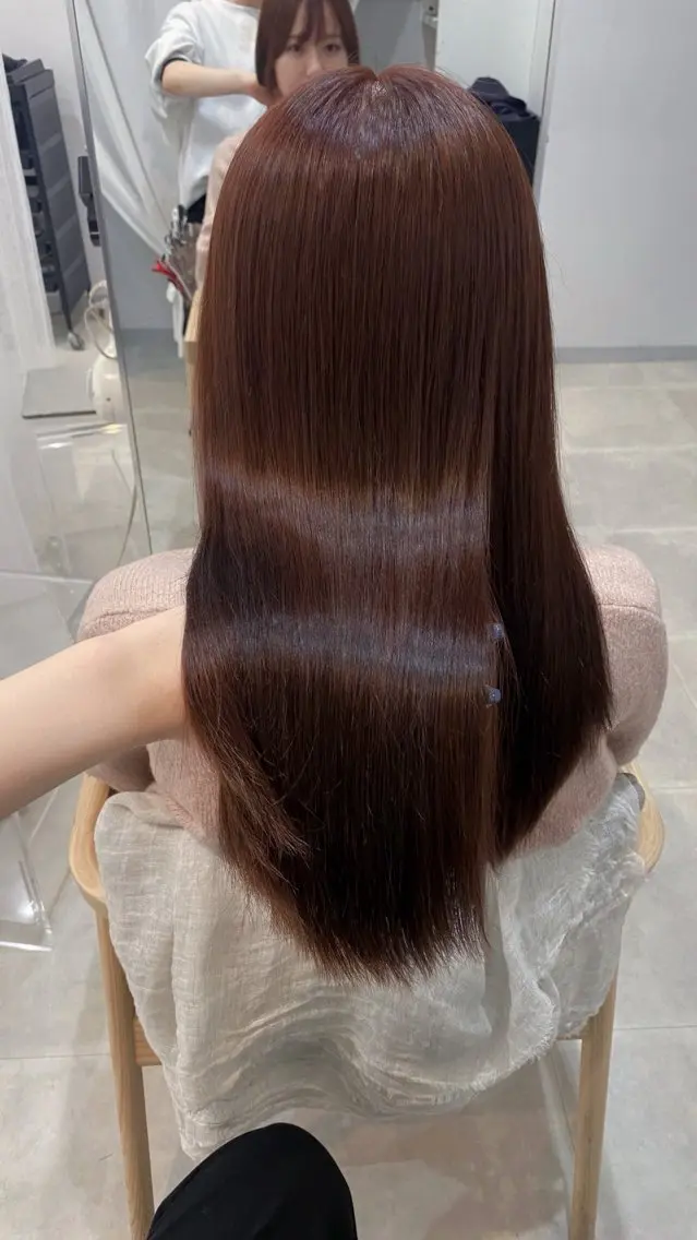 ロング レッドブラウン 谷川 李奈のヘアスタイル