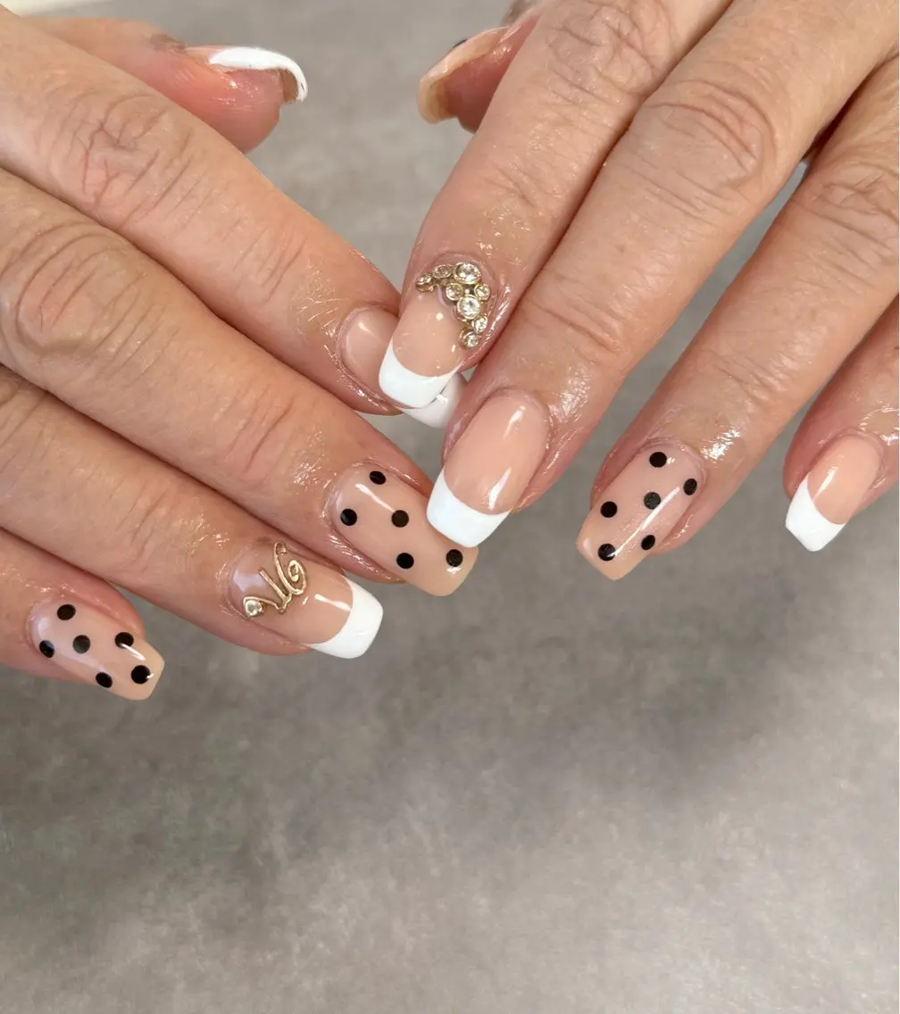 ネイル ドット フレンチネイル 持ち込み スクエアネイル ハンドネイル nailroom amyのネイルデザイン