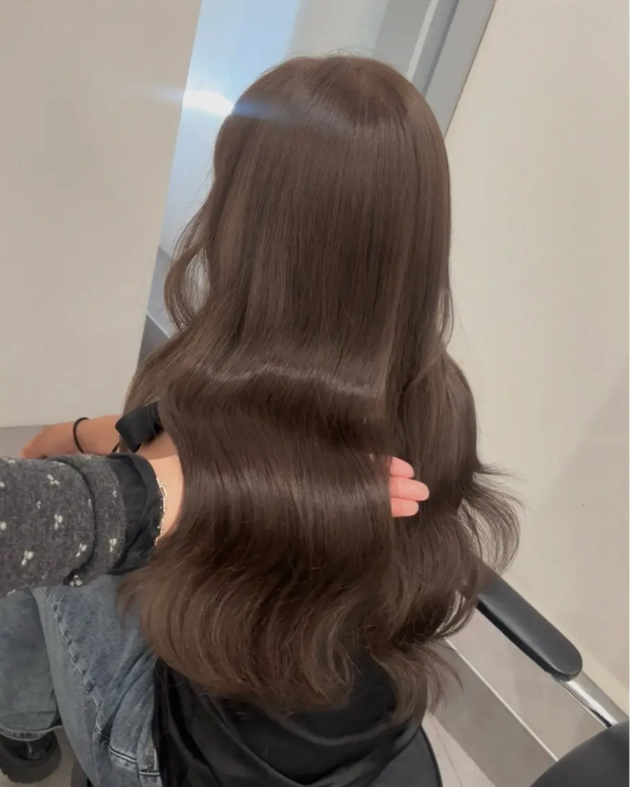 ミディアム カラー パーマ アッシュ アッシュグレー アッシュグレージュ ベージュカラー ブリーチ カット ヘアカラー 縮毛矯正 トリートメント akira｜ 透明感ベージュ｜梅田のヘアスタイル
