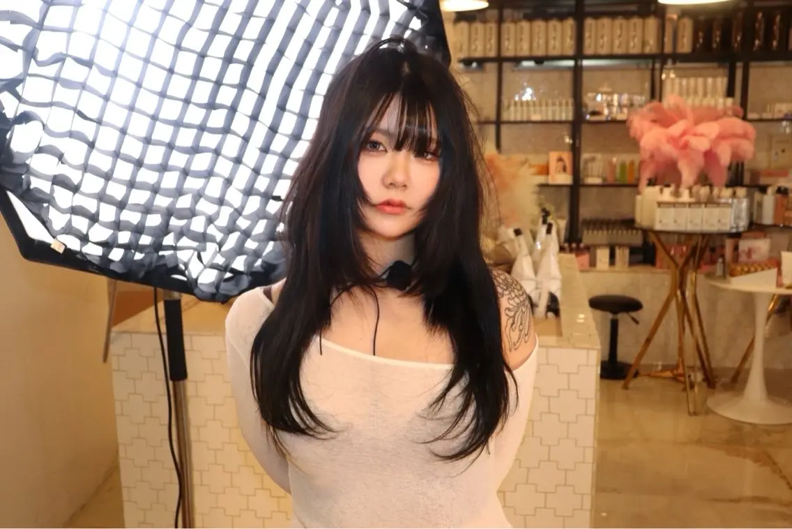 ロング SHIN レイヤーカットのヘアスタイル