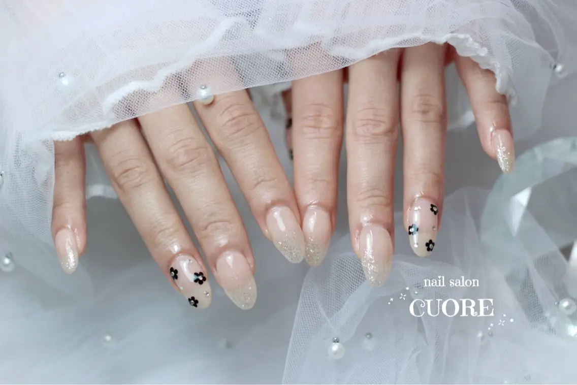 ネイル フラワーネイル ラメ(グリッター) ラメグラデーション オフィスネイル シンプルネイル ハンドネイル nail salon CUOREのネイルデザイン