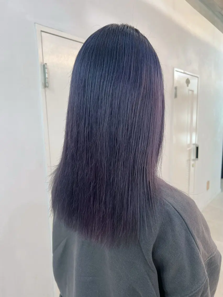セミロング カラー パープルカラー YUI ハイトーンカラーのヘアスタイル
