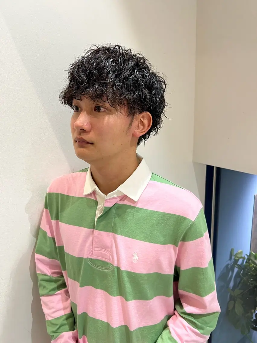 ミディアム パーマ メンズ ミディアムパーマ メンズパーマ ツイストスパイラルパーマ スパイラルパーマ 村山 豪歩のヘアスタイル