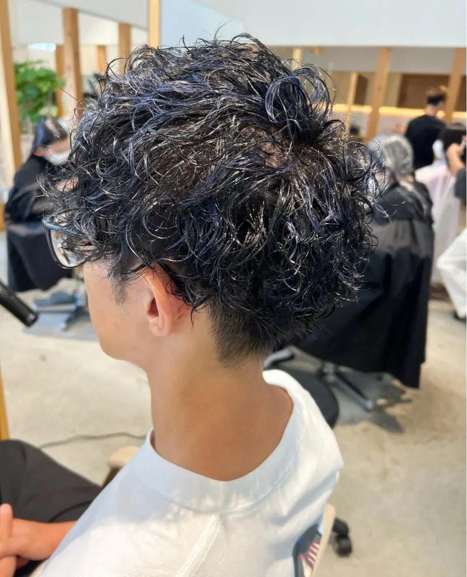 ショート パーマ メンズ メンズブリーチ メンズハイライト マッシュ メンズパーマ 波巻きパーマ 服部 雄輝のヘアスタイル