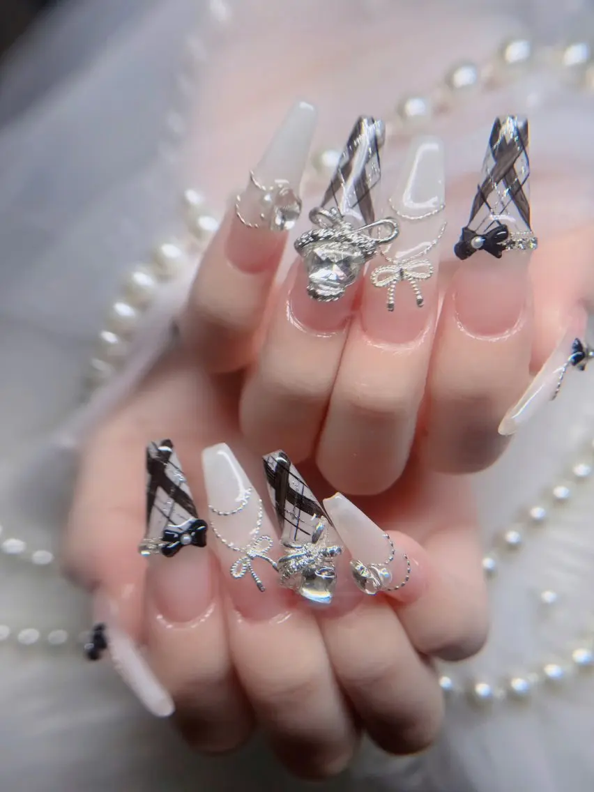 ネイル オーロラネイル フレンチネイル ジェルネイル ハロウィン キラキラネイル ハンドネイル H.baby Nail Salonのネイルデザイン