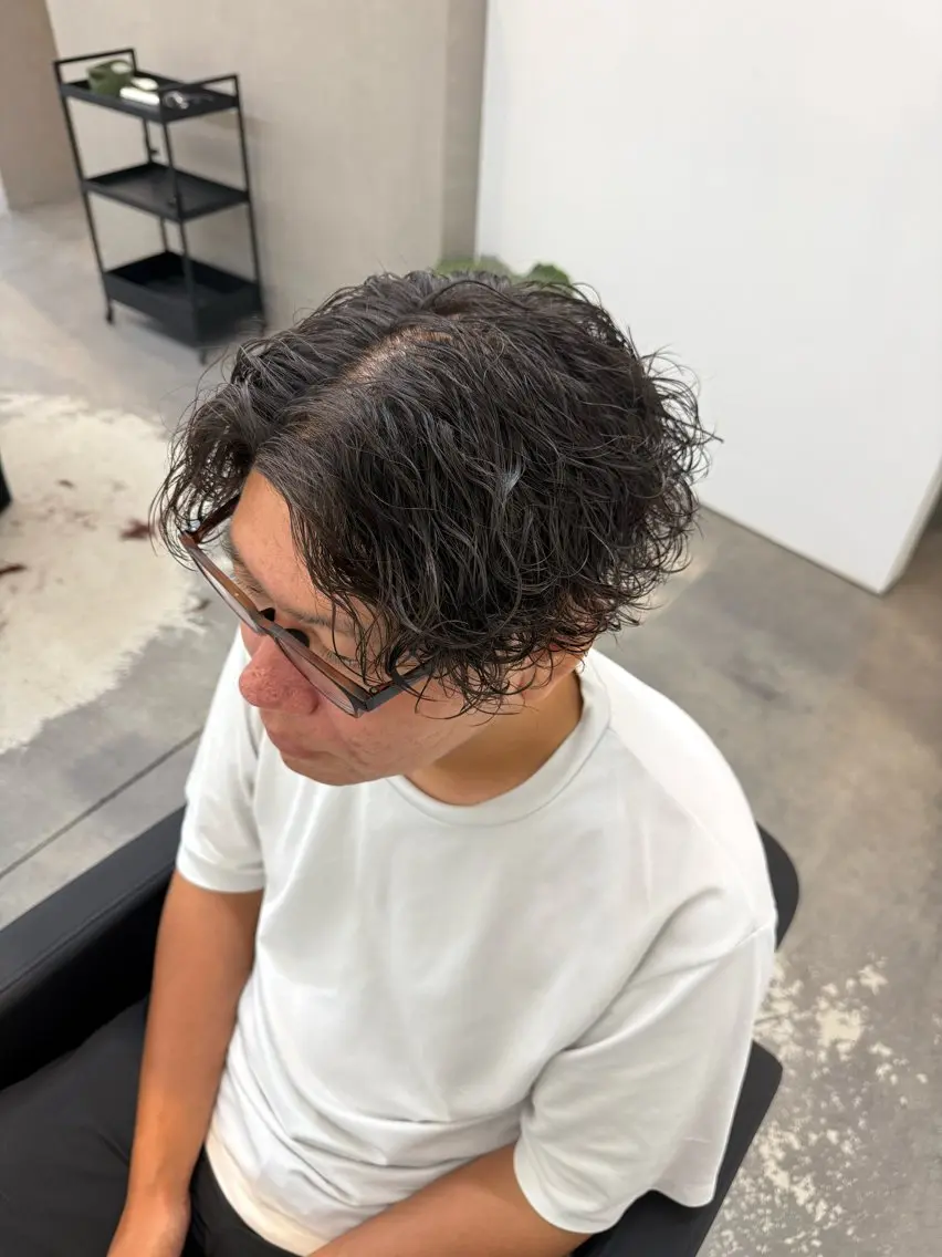 パーマ メンズ センターパート フェザーパーマ メンズ韓国風 メンズパーマ スパイキーショート 古賀 雄大のヘアスタイル
