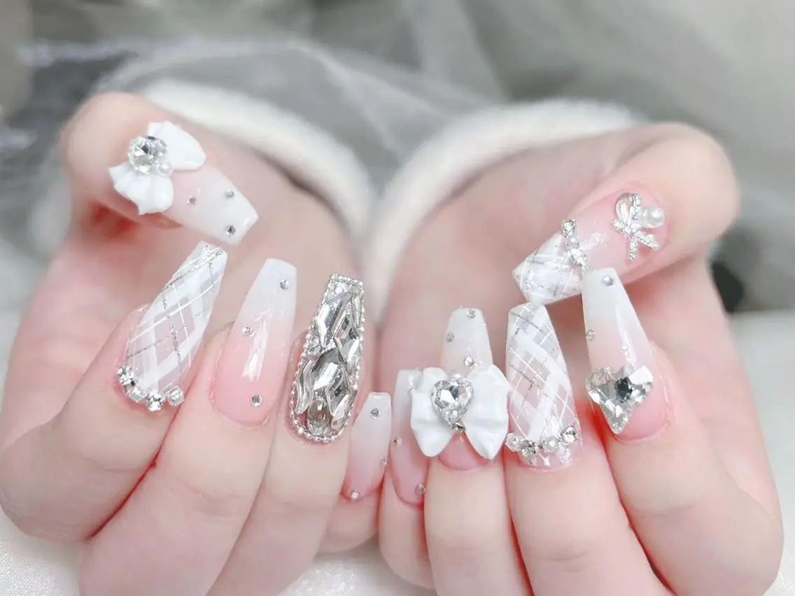 ネイル 長さ出し キラキラネイル 韓国ネイル ロングネイル マグネットネイル ハンドネイル ハンドケア Akira✨ nailのネイルデザイン
