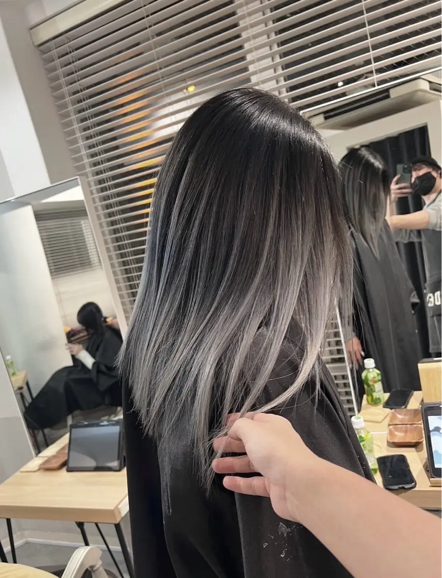 セミロング カラー バレイヤージュ シルバー ホワイトシルバー レイヤーカット 指名数No.1 /NAOYAのヘアスタイル