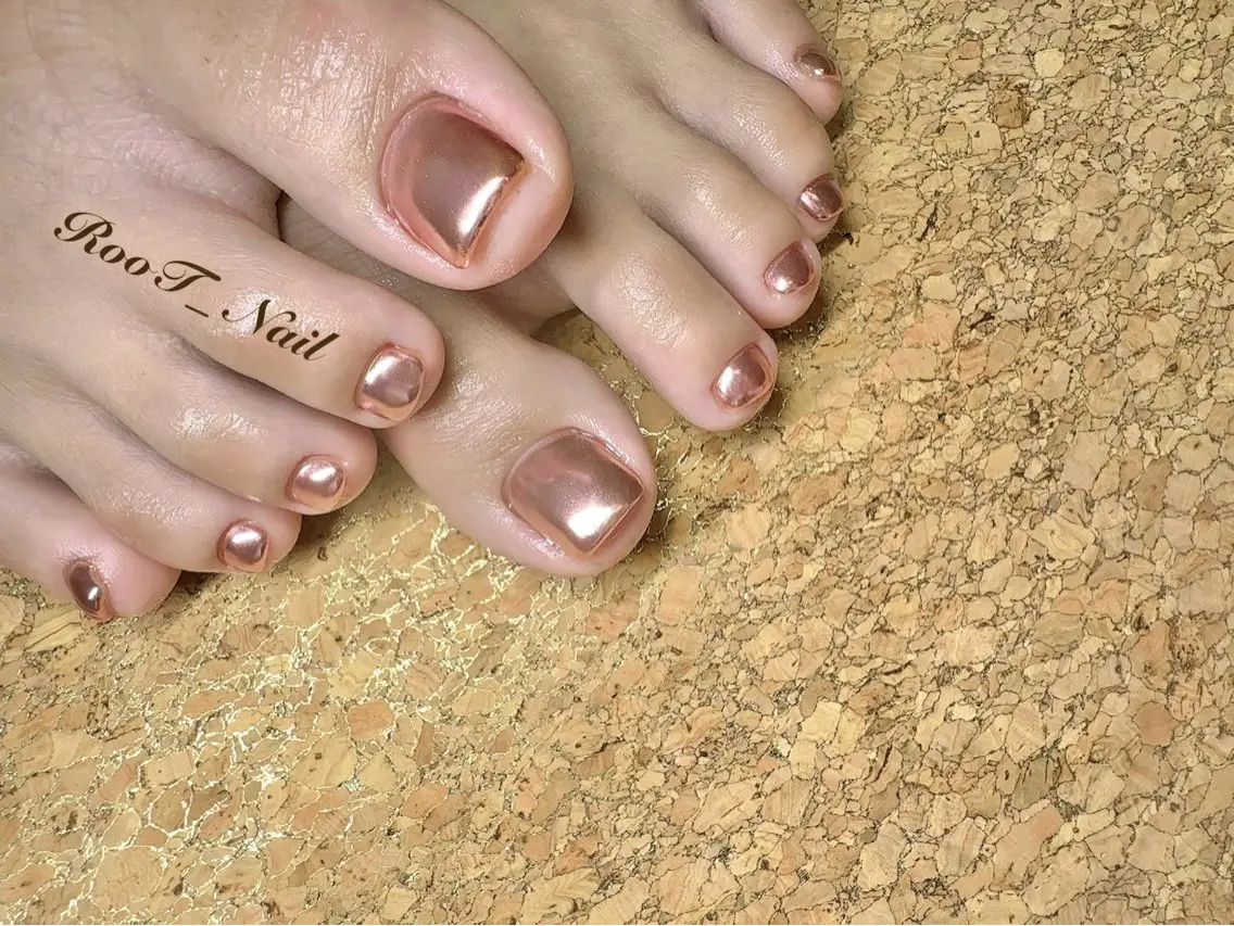 ネイル ミラーネイル ピンク フットネイル RooT Nailのネイルデザイン
