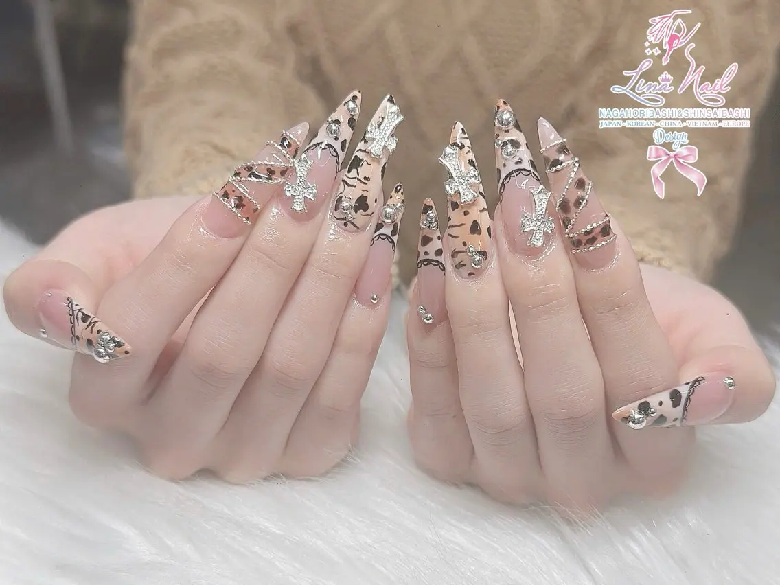 セミロング 韓国風ヘア クリスマス ハンドネイル Linanail Nambaのマツエク・マツパデザイン