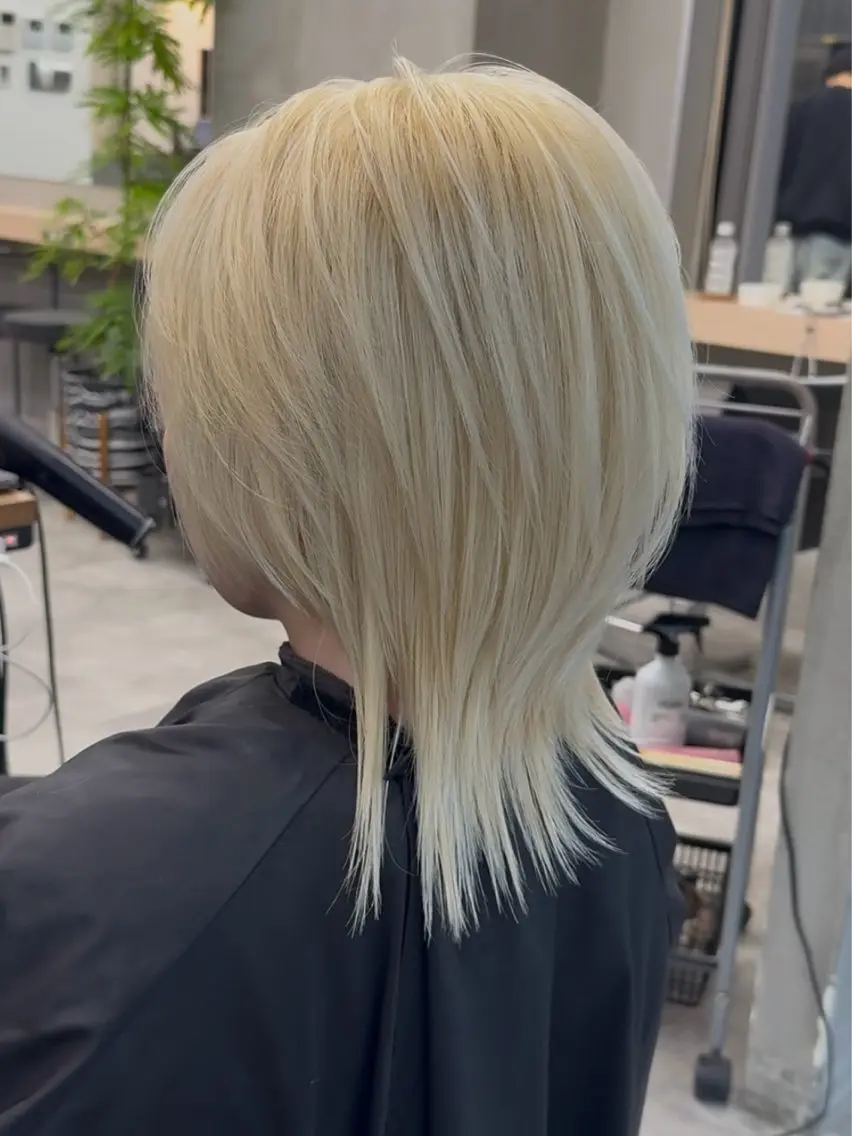 ミディアム カラー イツク ⚡️ ルーツ/ハイトーンのヘアスタイル