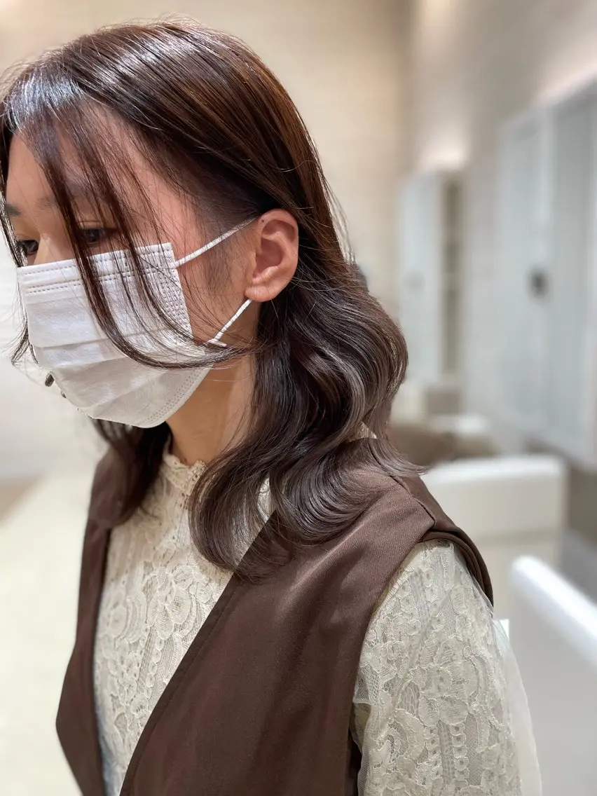 セミロング カラー イヤリングカラー グレージュ 脱白髪染め白髪ぼかし TERA(寺崎)のヘアスタイル