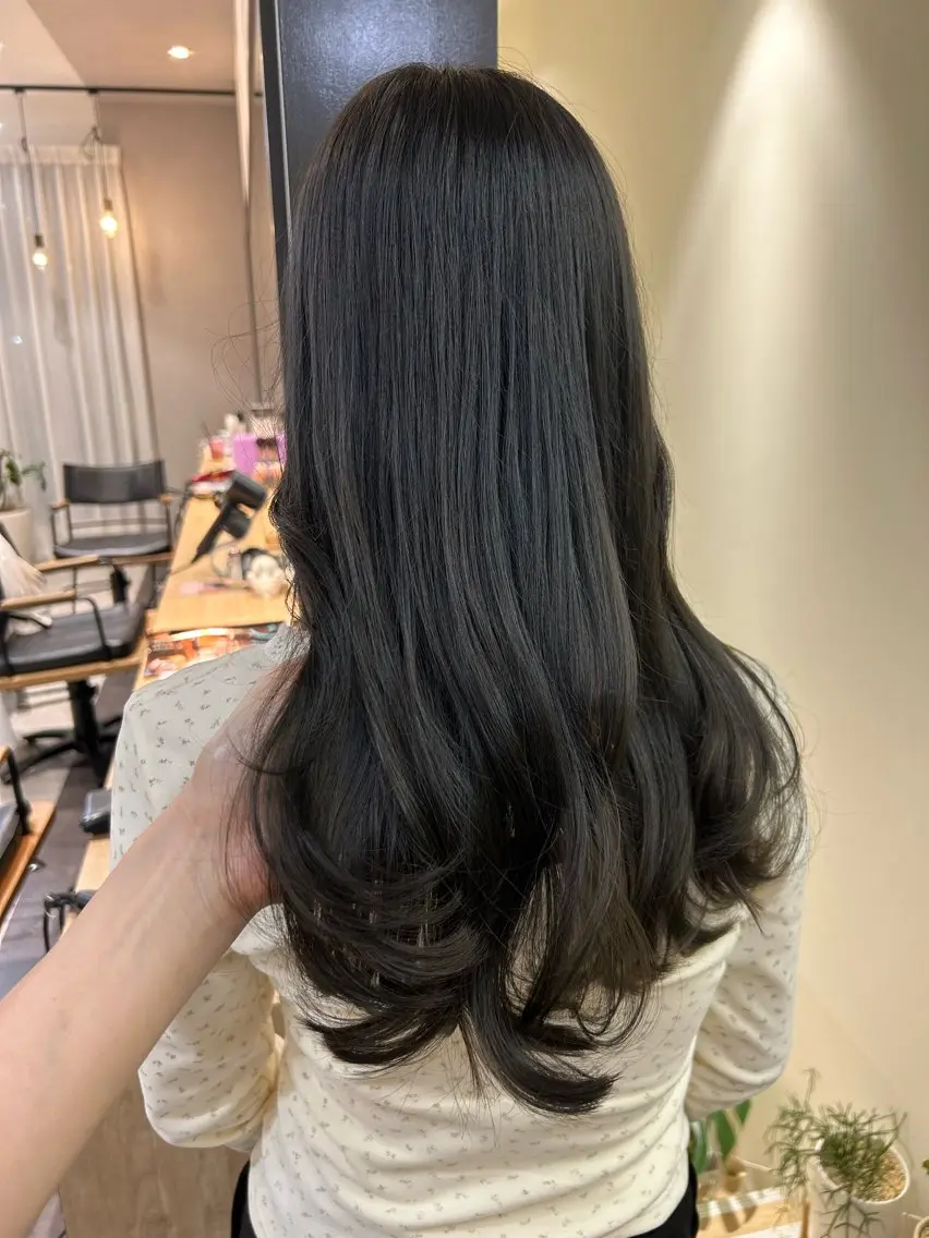 ロング カラー 透明感カラー オリーブグレー hubhair レイヤー/透明感のヘアスタイル