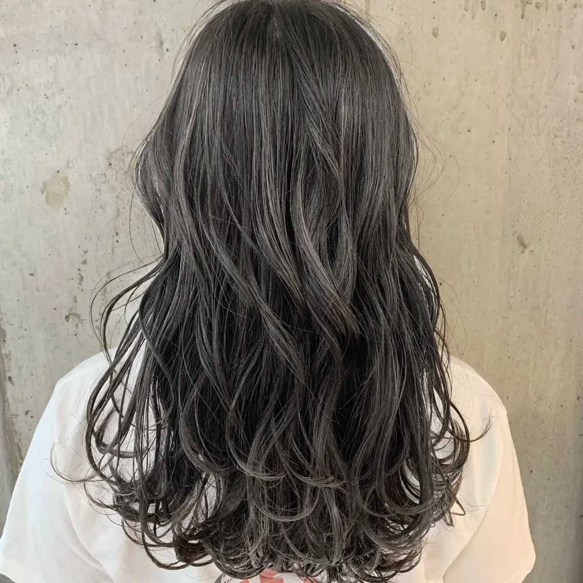 セミロング カラー 透明感カラー ダークグレー ハイライトカラー ハイライト コバヤシ リョウのヘアスタイル