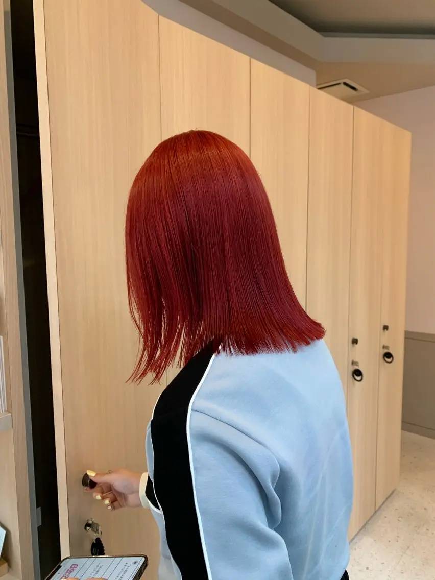 ミディアム カラー レッドカラー rio .のヘアスタイル