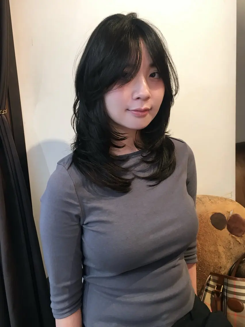ミディアム ハイレイヤー レイヤーカット カット 奈良 伶華のヘアスタイル