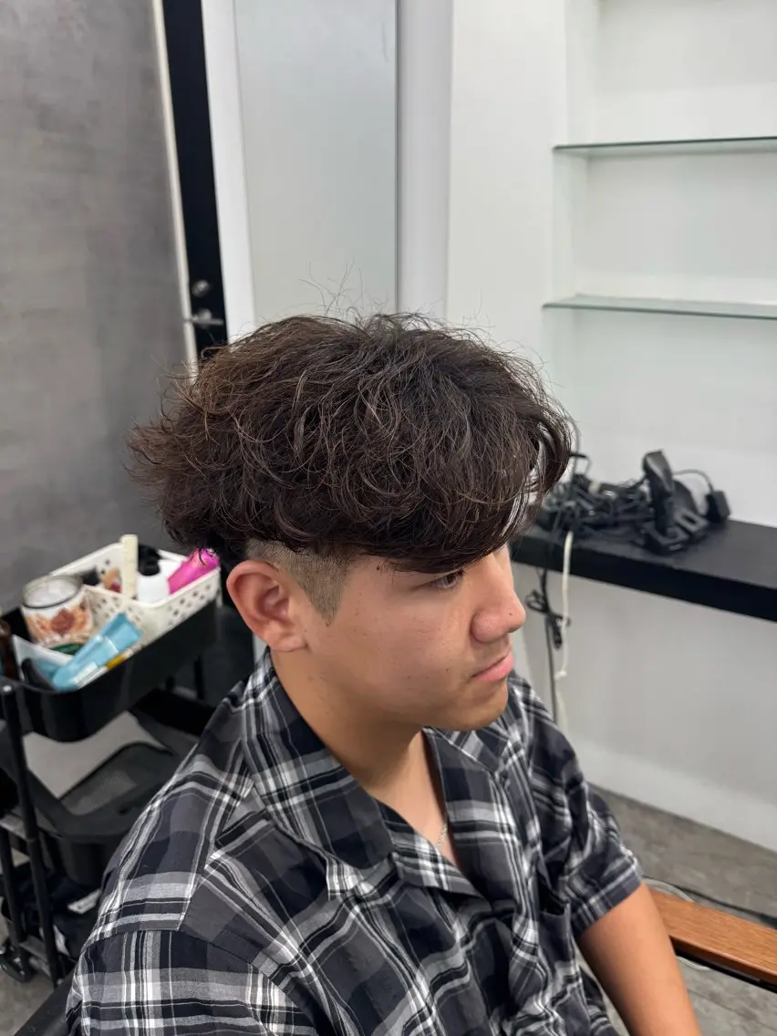 パーマ メンズ センターパート メンズパーマ ニュアンスパーマ カット パーマ メンズヘア カット、パーマ特化のヘアスタイル