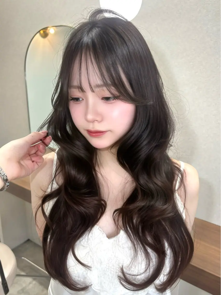 ロング チョコレートブラウン くびれヘア 韓国風ヘア レイヤーカット カット ヘアカラー トリートメント SEIRA 透明感 /赤み消しのヘアスタイル