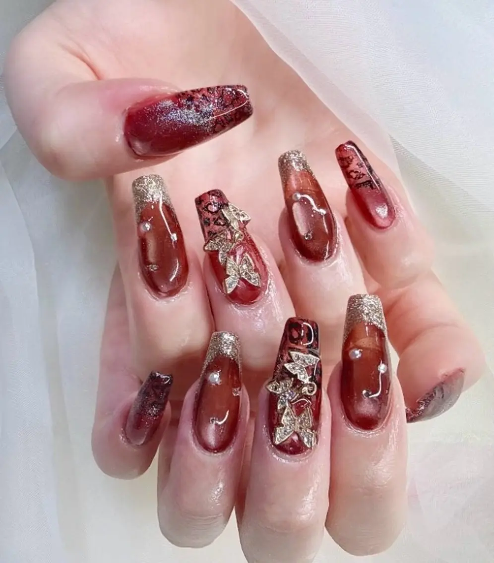 ネイル ボルドー ジェルネイル ゴールド 韓国ネイル ラメ(グリッター) NailSalon✨ Écrinエクランのネイルデザイン