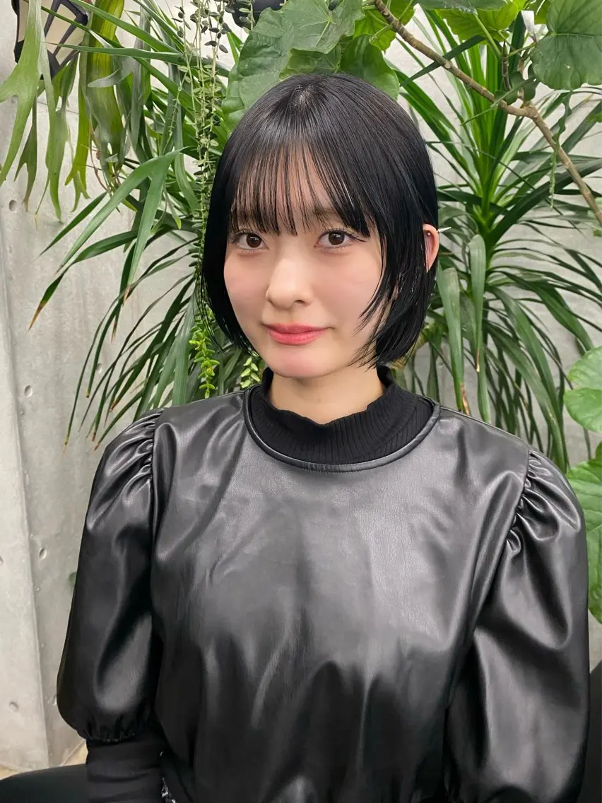 ミディアム カラー 黒髪 ブルーカラー ブルーブラック カット ヘアカラー トリートメント 似合わせカット レイヤー/ボブのヘアスタイル