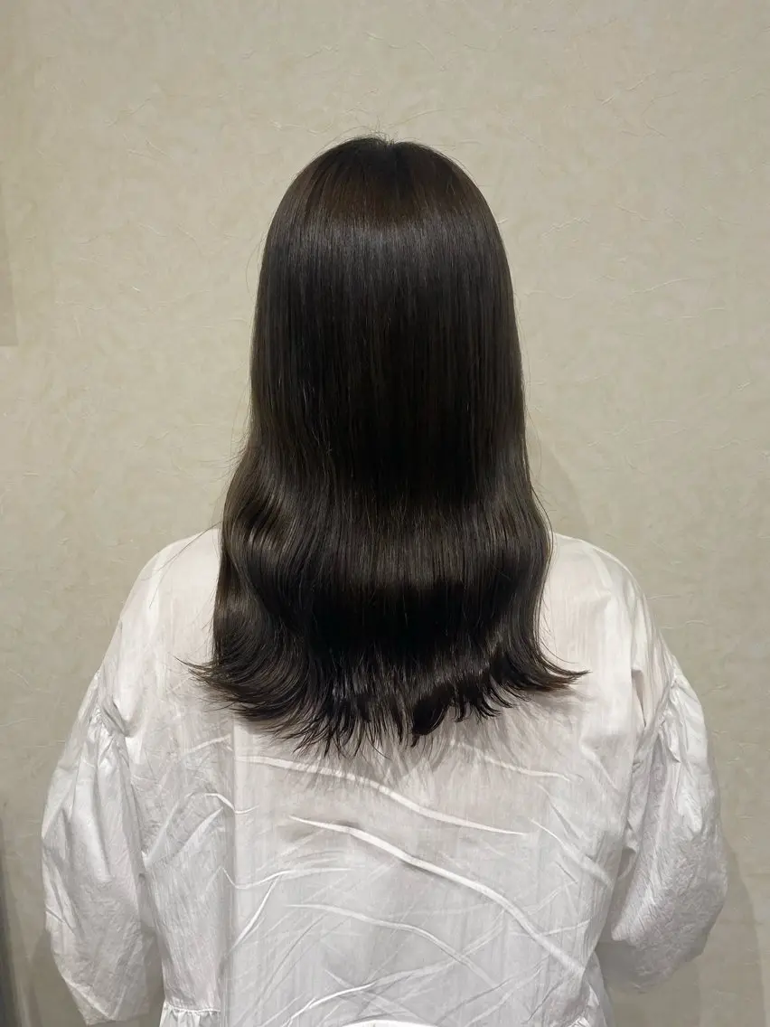セミロング カラー 透明感カラー グレージュ イルミナカラー オリーブカラー 縮毛矯正 N°jemica 🫧REIKA🫧のヘアスタイル