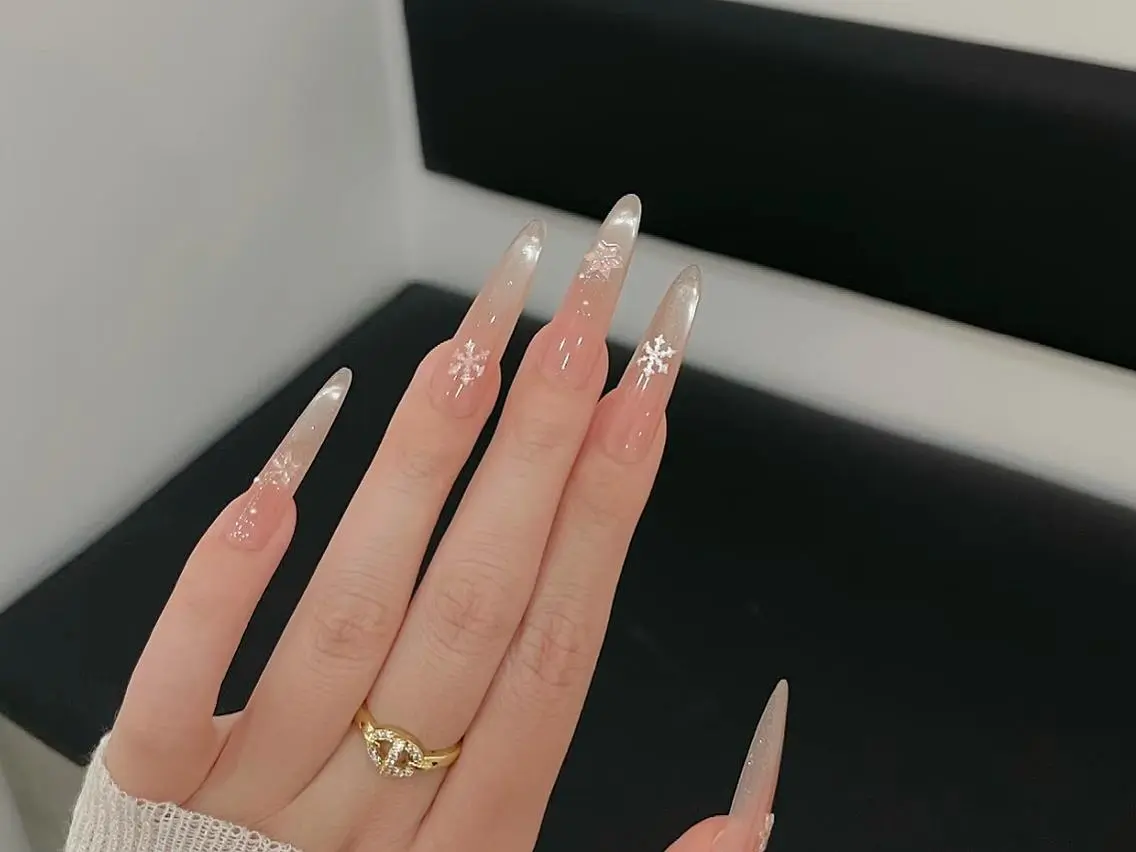 ネイル フレンチネイル ガーリー ホログラムネイル キラキラネイル ロングネイル ハンドネイル ハンドケア 🎀Momo 🎀のネイルデザイン