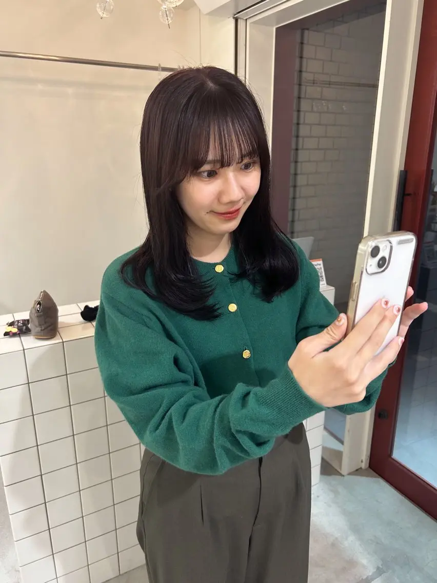 ミディアム Koto🌿 ブリーチなしカラーのヘアスタイル
