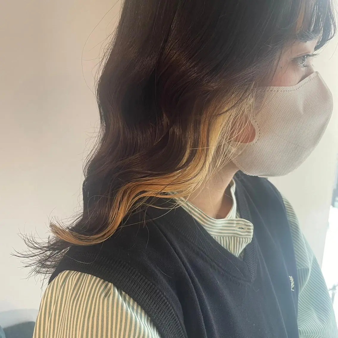 セミロング カラー ブロンド ブラウンカラー ダークブラウン イヤリングカラー SHUN札幌 メンズパーマフェードのヘアスタイル