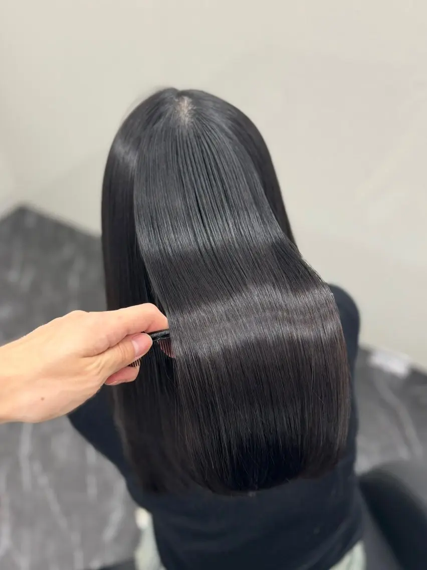ロング カラー パーマ ヘアアレンジ メンズ キッズ メンズブリーチ メンズ韓国風 黒髪 ブリーチ ブルーカラー 髪質改善Ⅰ透明感 艶カラーⅠたつやのヘアスタイル