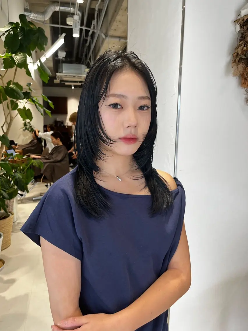 ミディアム カラー 黒髪 ブルーカラー ブルーブラック レイヤーカット カット ヘアカラー トリートメント レイヤーカット/ブラ ウンカラー/河野凜のヘアスタイル
