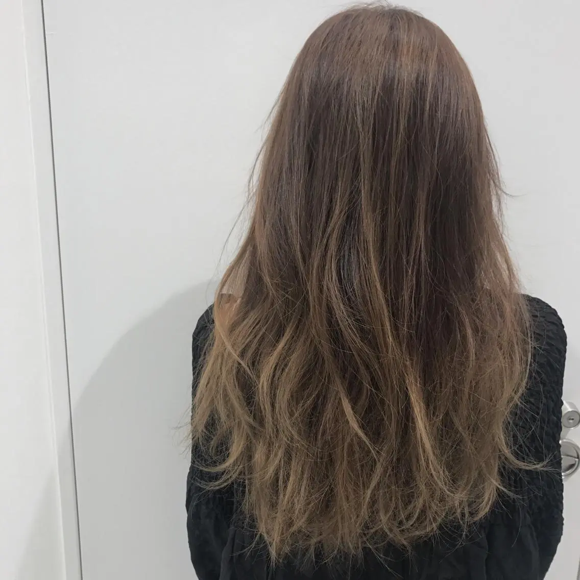 ロング カラー ベージュカラー ハイライトカラー ハイライト AGU akariのヘアスタイル