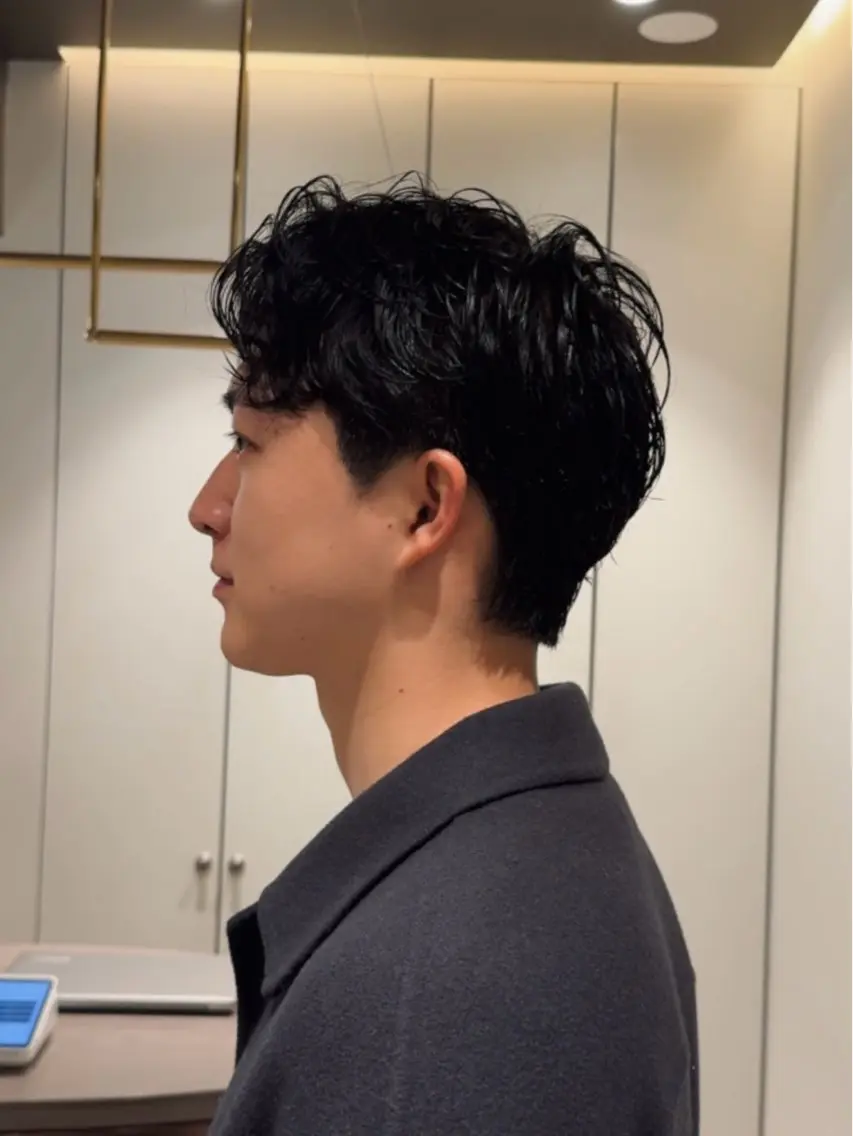 ショート パーマ メンズ センターパート メンズパーマ カット パーマ メンズショート 丸山 航輝のヘアスタイル