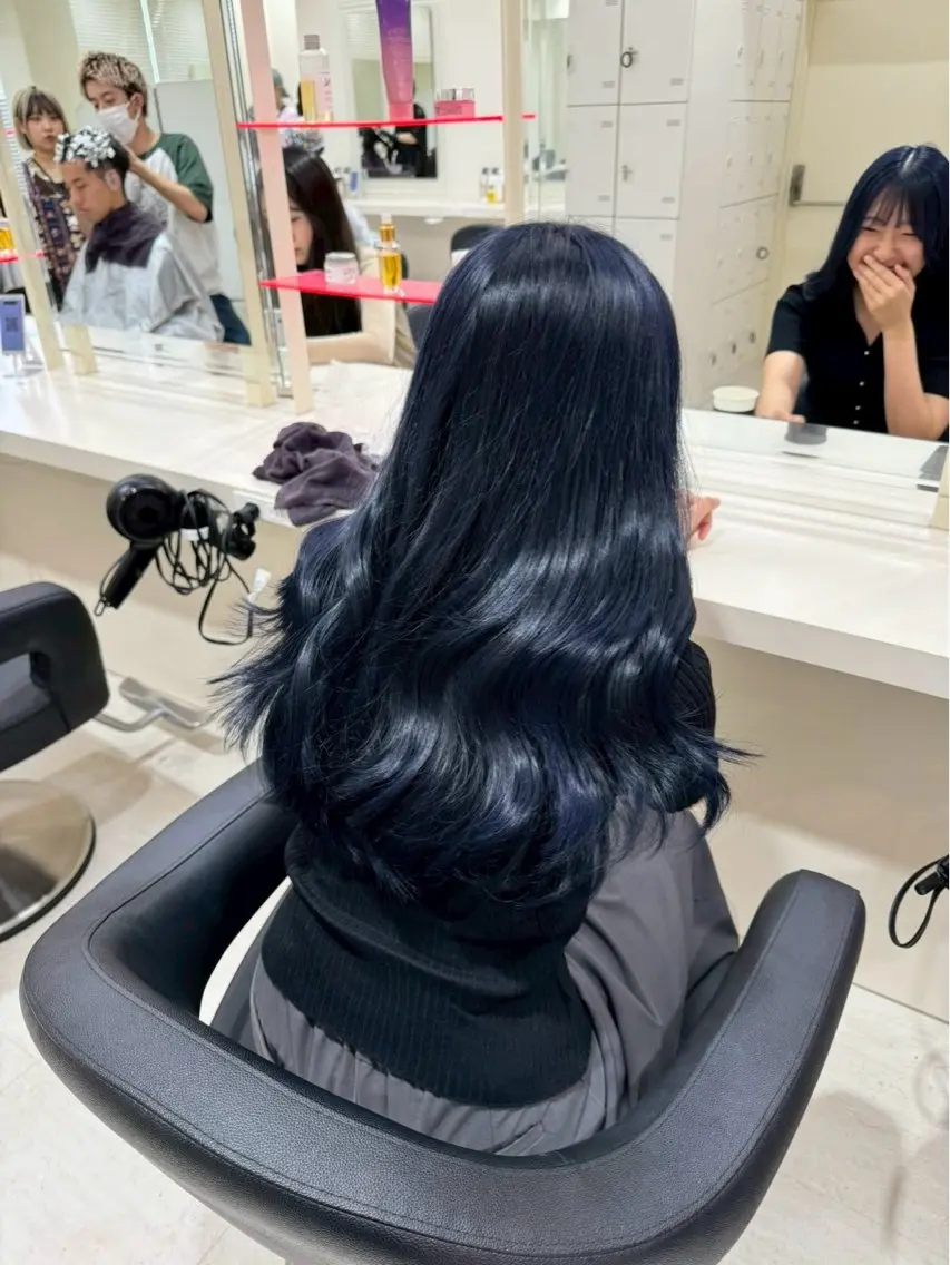 ロング カラー 黒髪 ブリーチ ブルーカラー ブルーブラック 透明感カラー カット ヘアカラー トリートメント ヘッドスパ ハイトーン/ホワイト /ブルー/りくとのヘアスタイル