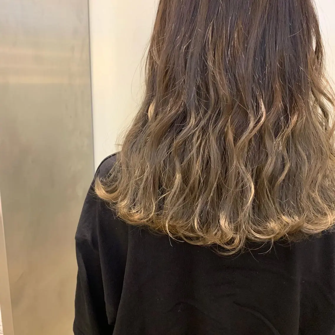 カラー グラデーションカラー グレージュ 天野 利咲のヘアスタイル