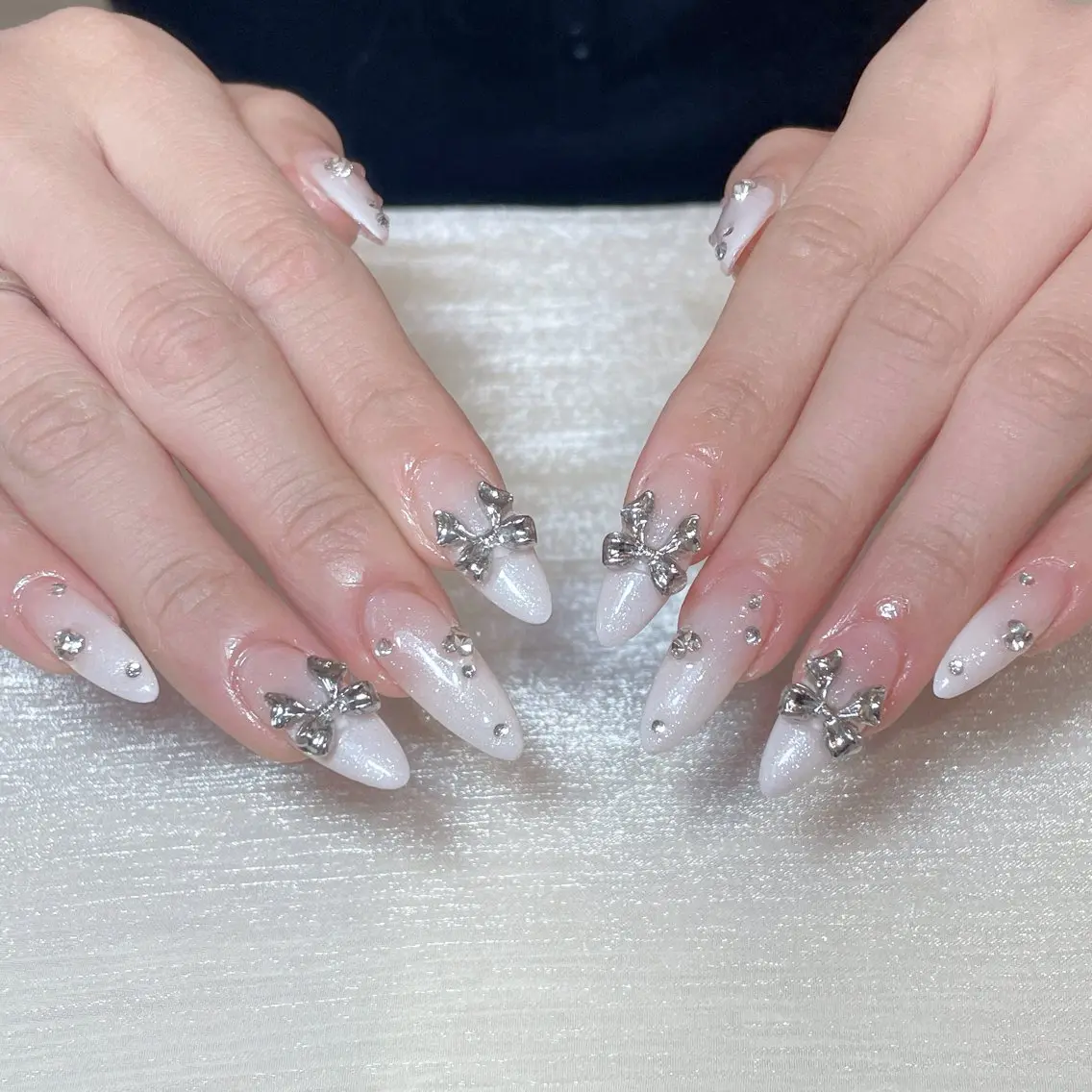 ネイル アートネイル オーロラネイル フラッシュネイル ガーリー キラキラネイル ハンドネイル Una NAILMANAMIのネイルデザイン
