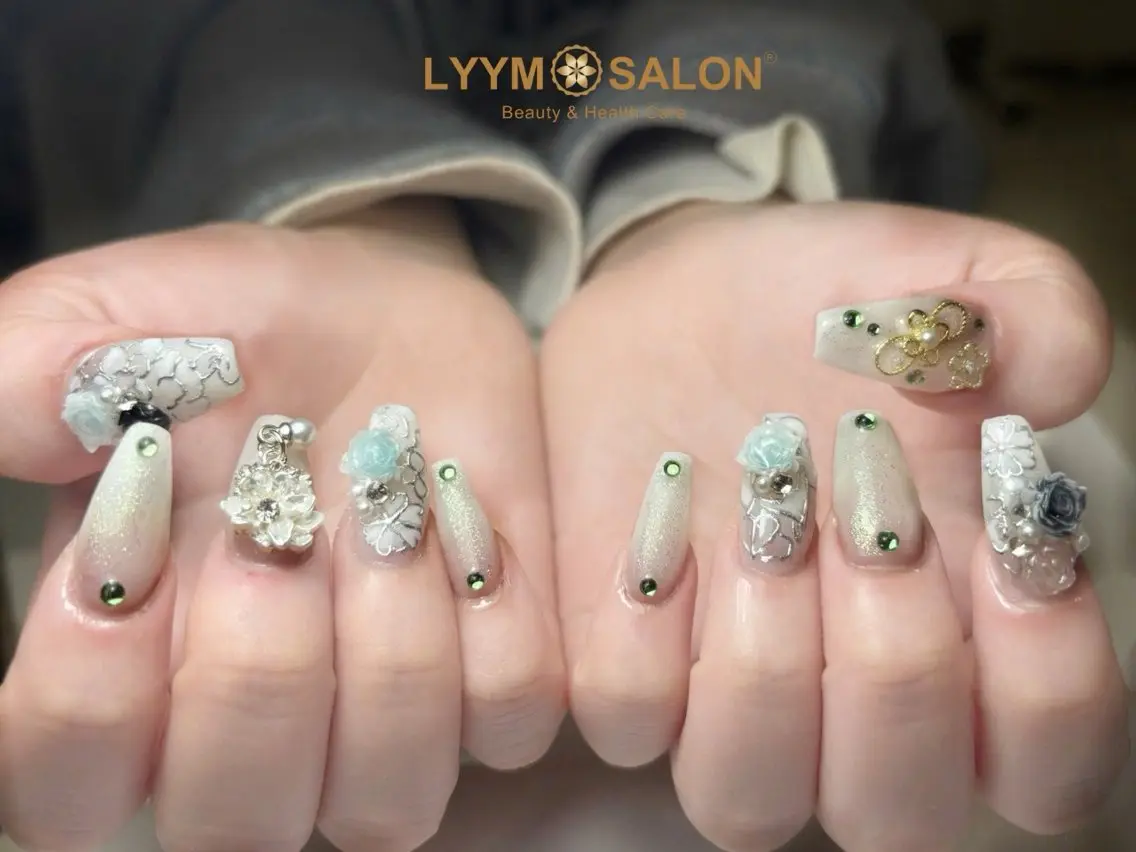 ネイル フラワーネイル キラキラネイル シルバー ワンホンネイル ホワイト LYYM Salonのネイルデザイン