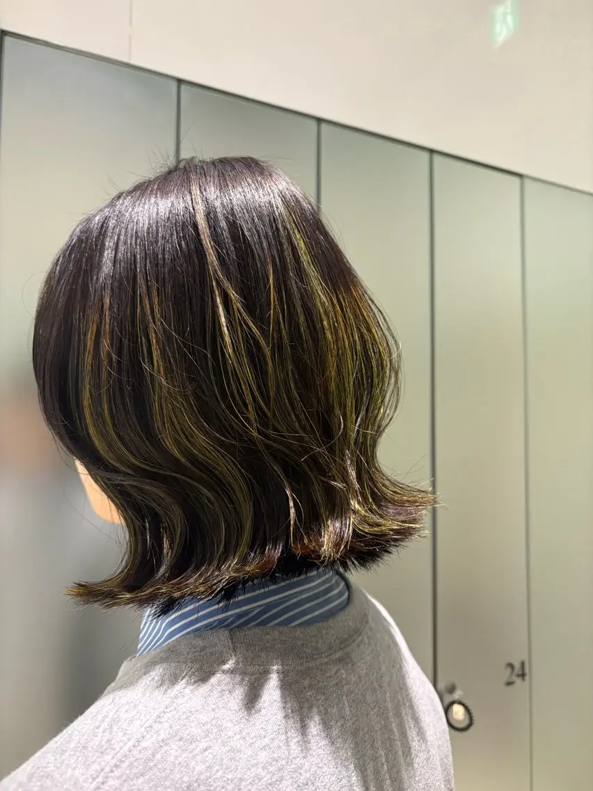 ミディアム カラー グラデーションカラー ハイライトカラー イエローカラー ハイライト Koharu 髪質改善カラーのヘアスタイル