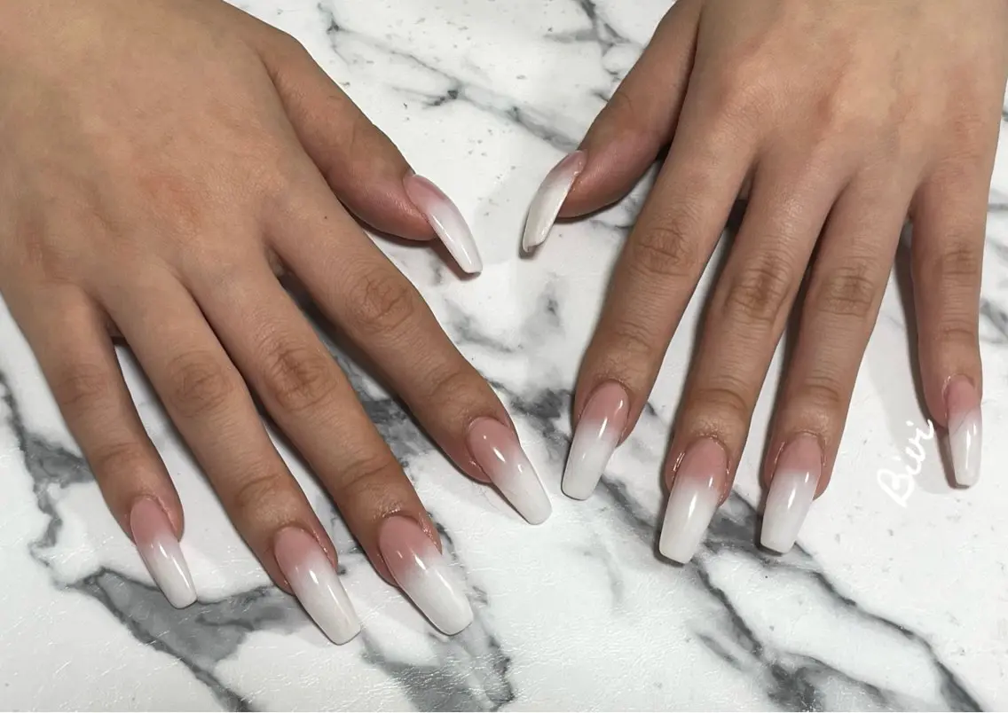 ネイル アートネイル 長さ出し フラッシュネイル ラメ(グリッター) シルバー ハンドネイル ハンドケア ♡Bivi♡自爪に 優しいネイルサロンのネイルデザイン