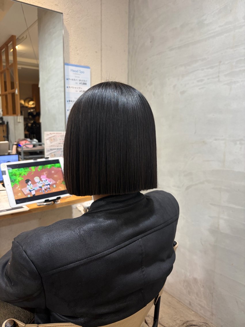 ミディアム 切りっぱなしボブ ミディアムパーマ ボブ カット 縮毛矯正 momoka オリーブ/ベージュのヘアスタイル
