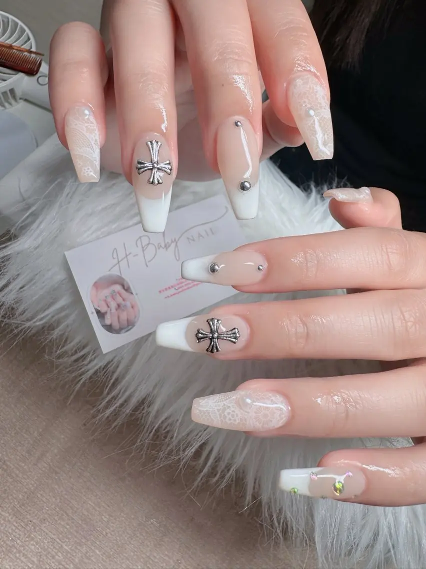 ネイル フレンチネイル ジェルネイル ガラスフレンチ ハロウィン ハート H.baby Nail Salonのネイルデザイン