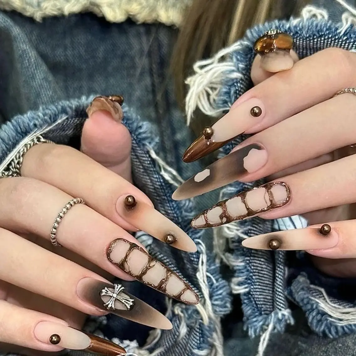ネイル ブラウン ジェルネイル 韓国ネイル ロングネイル シルバー ハンドネイル Blingg NailStudioのネイルデザイン