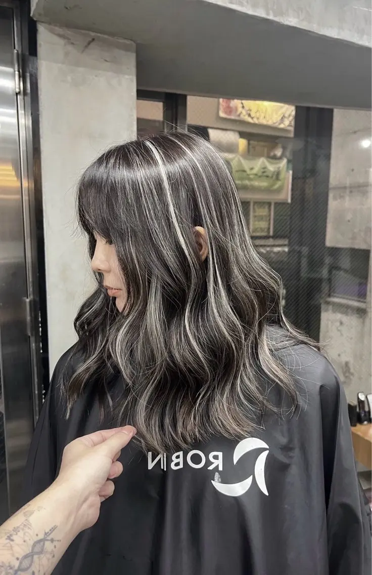 セミロング カラー ダークグレー ダークグレージュ グレージュ ハイライトカラー ハイライト ヘアカラー トリートメント 指名数No.1 /NAOYAのヘアスタイル