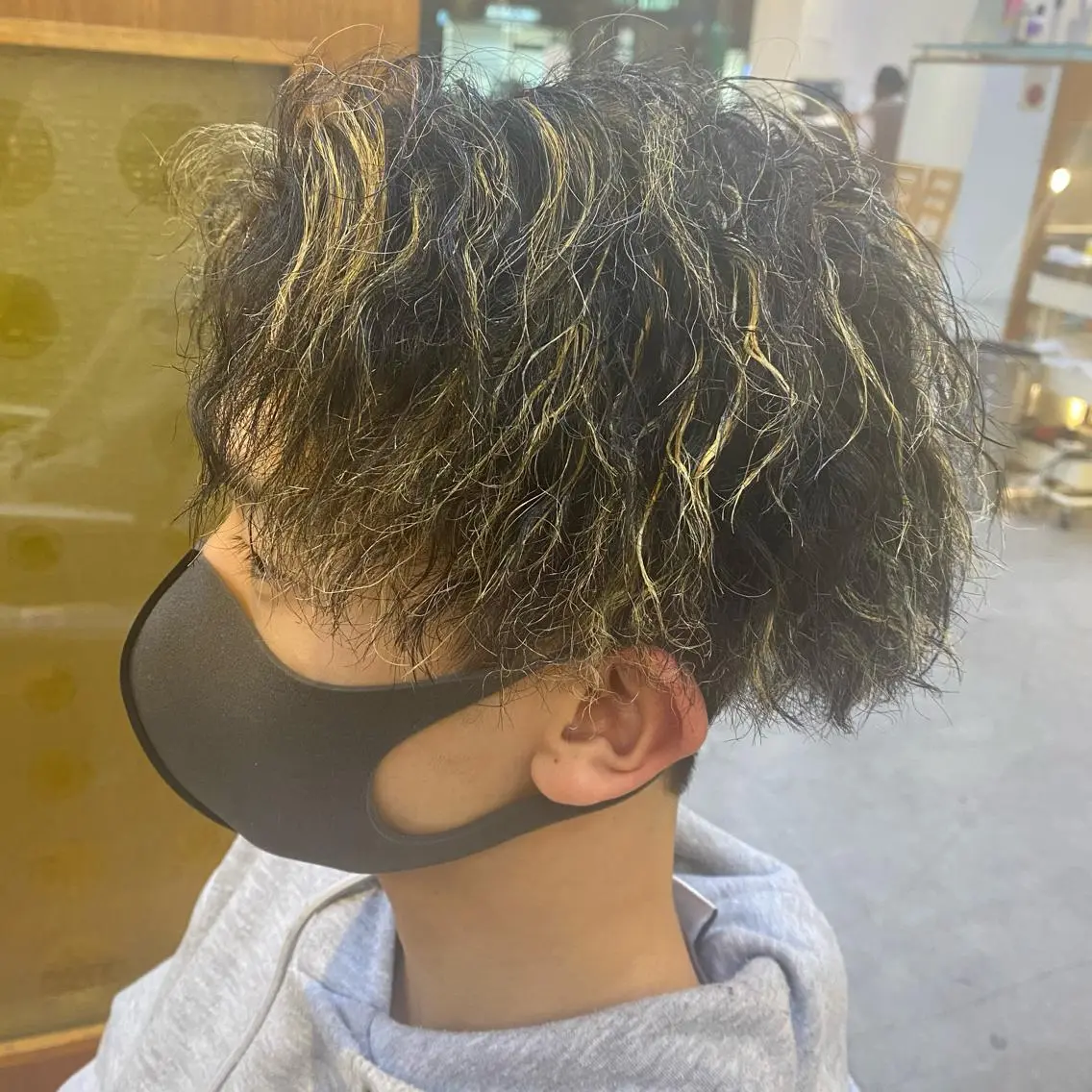 カラー パーマ メンズ メンズハイライト メンズパーマ メンズツイストパーマ ハイライトカラー ツイストパーマ カット ヘアカラー ヘッドスパ メンズ/韓国レイヤー /透明感カラー那須野のヘアスタイル