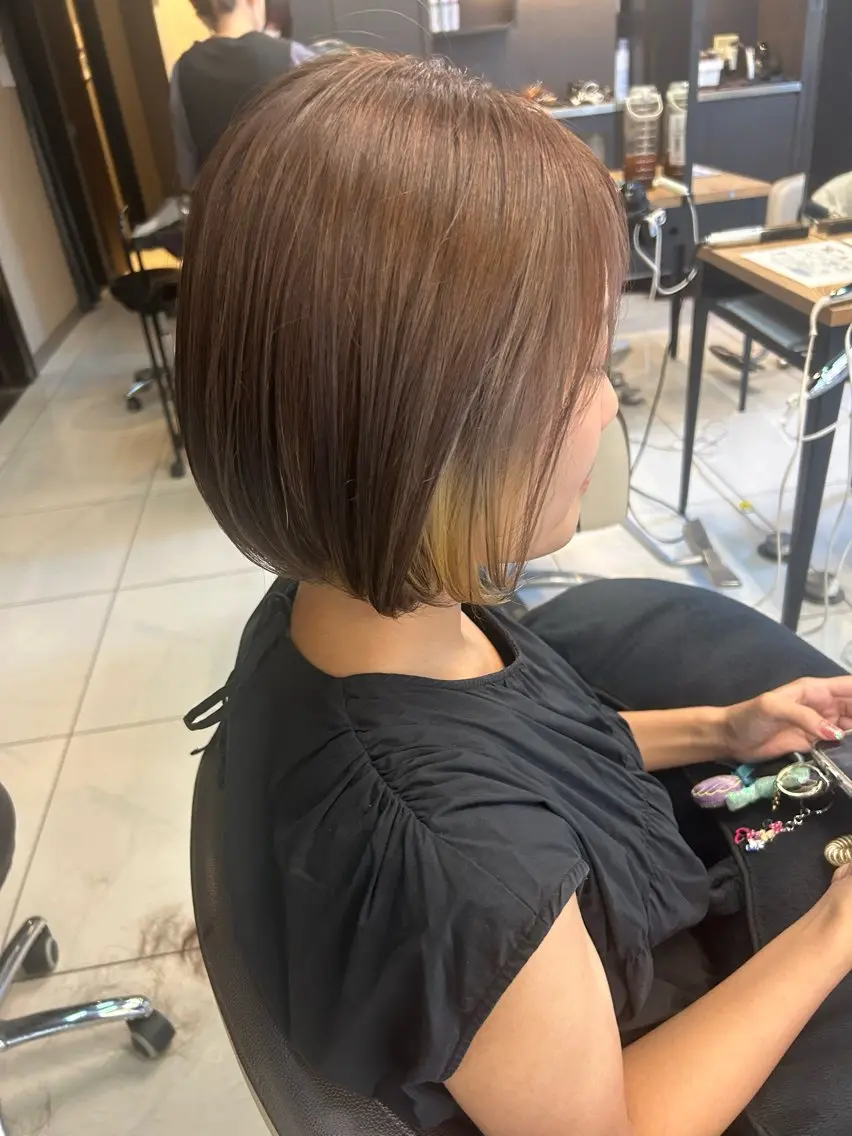 ショート イエローカラー 小嶺 麗華のヘアスタイル