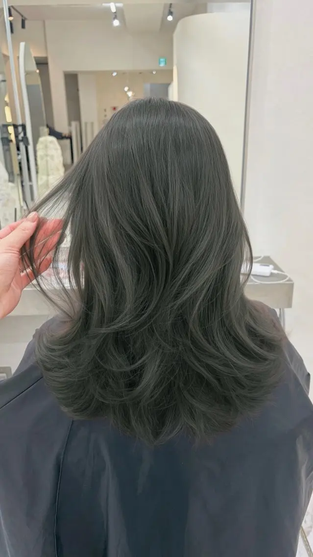 ミディアム カラー パーマ ベージュカラー ブリーチ 透明感カラー ダブルカラー グレージュ カット ヘアカラー トリートメント TOMO/ブリーチ 無しオリーブのヘアスタイル